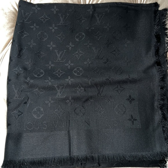 Authentic Louis Vuitton monogram shawl - Picture 5 of 5